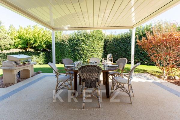 Villa avec piscine, jacuzzi et terrain de tennis.