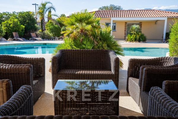 Villa avec piscine, jacuzzi et terrain de tennis.