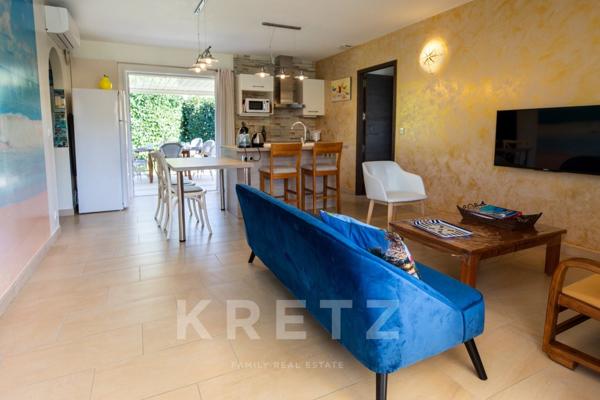 Villa avec piscine, jacuzzi et terrain de tennis.