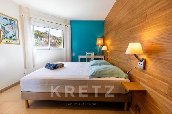 Villa avec piscine, jacuzzi et terrain de tennis.