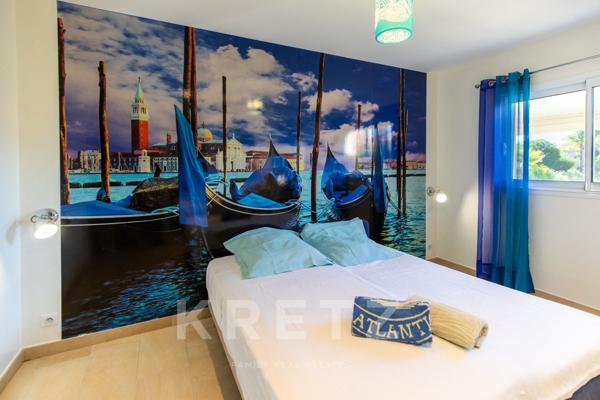 Villa avec piscine, jacuzzi et terrain de tennis.