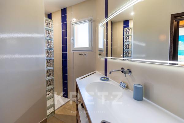 Villa avec piscine, jacuzzi et terrain de tennis.