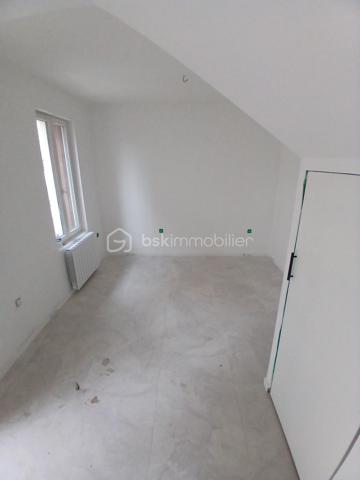 Venez découvrir votre appartement type 3 duplex neuf en cours de finitions situé au rez de chaussé, avec un jardin privatif dans une petite maison de 4 logements avec un  parc dans la copropriété, quartier saint-claude.
Imaginez vous....dans cet appartement qui vous propose: une entrée, votre espace séjour-salon, une belle cuisine équipée neuve, une salle de d'eau équipée avec une douche+ meuble vasque et miroir+ un wc, un espace buanderie pour lave-linge.
A l'étage, vous trouvez deux chambres ou une variante d'aménagement, à savoir un salon et une chambre à l'étage et un grand séjour au rdc.
Votre appartement possède un chauffage individuel, des fenetres en doubles vitrages neuves, la maison a été restaurée comprenant une isolation extérieur et façade,  un bel espace jardin privatif avec votre appartement ( possible manger à 8/10) et deux places de parking privatif, charges minimum,  les avantages d'etre proche des lignes de bus, de pouvoir  aller à pieds aux commerces, etc..., honoraires inclus charge vendeur.
La photo du jardin est un exemple  d'aménagement extérieur, idem pour la pièce séjour.
ATTENTION, le DPE en annonce est l'ancien avant travaux de rénovation de la maison et de l'appartement, donc ne pas prendre ce classement en référence, surement classé D ou C avec le nouveau diagnostic.
Renseignements et rendez vous du lundi au samedi de 8h à 20 h