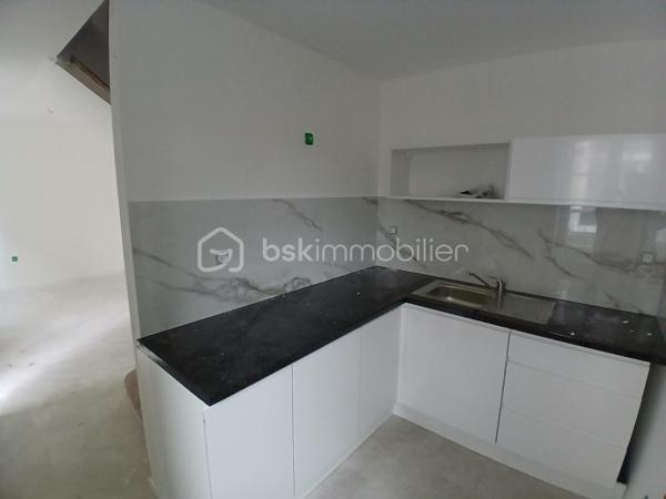 Venez découvrir votre appartement type 3 duplex neuf en cours de finitions situé au rez de chaussé, avec un jardin privatif dans une petite maison de 4 logements avec un  parc dans la copropriété, quartier saint-claude.
Imaginez vous....dans cet appartement qui vous propose: une entrée, votre espace séjour-salon, une belle cuisine équipée neuve, une salle de d'eau équipée avec une douche+ meuble vasque et miroir+ un wc, un espace buanderie pour lave-linge.
A l'étage, vous trouvez deux chambres ou une variante d'aménagement, à savoir un salon et une chambre à l'étage et un grand séjour au rdc.
Votre appartement possède un chauffage individuel, des fenetres en doubles vitrages neuves, la maison a été restaurée comprenant une isolation extérieur et façade,  un bel espace jardin privatif avec votre appartement ( possible manger à 8/10) et deux places de parking privatif, charges minimum,  les avantages d'etre proche des lignes de bus, de pouvoir  aller à pieds aux commerces, etc..., honoraires inclus charge vendeur.
La photo du jardin est un exemple  d'aménagement extérieur, idem pour la pièce séjour.
ATTENTION, le DPE en annonce est l'ancien avant travaux de rénovation de la maison et de l'appartement, donc ne pas prendre ce classement en référence, surement classé D ou C avec le nouveau diagnostic.
Renseignements et rendez vous du lundi au samedi de 8h à 20 h