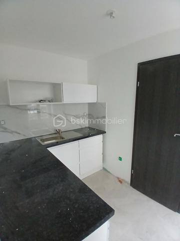 Venez découvrir votre appartement type 3 duplex neuf en cours de finitions situé au rez de chaussé, avec un jardin privatif dans une petite maison de 4 logements avec un  parc dans la copropriété, quartier saint-claude.
Imaginez vous....dans cet appartement qui vous propose: une entrée, votre espace séjour-salon, une belle cuisine équipée neuve, une salle de d'eau équipée avec une douche+ meuble vasque et miroir+ un wc, un espace buanderie pour lave-linge.
A l'étage, vous trouvez deux chambres ou une variante d'aménagement, à savoir un salon et une chambre à l'étage et un grand séjour au rdc.
Votre appartement possède un chauffage individuel, des fenetres en doubles vitrages neuves, la maison a été restaurée comprenant une isolation extérieur et façade,  un bel espace jardin privatif avec votre appartement ( possible manger à 8/10) et deux places de parking privatif, charges minimum,  les avantages d'etre proche des lignes de bus, de pouvoir  aller à pieds aux commerces, etc..., honoraires inclus charge vendeur.
La photo du jardin est un exemple  d'aménagement extérieur, idem pour la pièce séjour.
ATTENTION, le DPE en annonce est l'ancien avant travaux de rénovation de la maison et de l'appartement, donc ne pas prendre ce classement en référence, surement classé D ou C avec le nouveau diagnostic.
Renseignements et rendez vous du lundi au samedi de 8h à 20 h