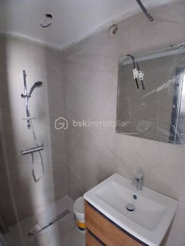 Venez découvrir votre appartement type 3 duplex neuf en cours de finitions situé au rez de chaussé, avec un jardin privatif dans une petite maison de 4 logements avec un  parc dans la copropriété, quartier saint-claude.
Imaginez vous....dans cet appartement qui vous propose: une entrée, votre espace séjour-salon, une belle cuisine équipée neuve, une salle de d'eau équipée avec une douche+ meuble vasque et miroir+ un wc, un espace buanderie pour lave-linge.
A l'étage, vous trouvez deux chambres ou une variante d'aménagement, à savoir un salon et une chambre à l'étage et un grand séjour au rdc.
Votre appartement possède un chauffage individuel, des fenetres en doubles vitrages neuves, la maison a été restaurée comprenant une isolation extérieur et façade,  un bel espace jardin privatif avec votre appartement ( possible manger à 8/10) et deux places de parking privatif, charges minimum,  les avantages d'etre proche des lignes de bus, de pouvoir  aller à pieds aux commerces, etc..., honoraires inclus charge vendeur.
La photo du jardin est un exemple  d'aménagement extérieur, idem pour la pièce séjour.
ATTENTION, le DPE en annonce est l'ancien avant travaux de rénovation de la maison et de l'appartement, donc ne pas prendre ce classement en référence, surement classé D ou C avec le nouveau diagnostic.
Renseignements et rendez vous du lundi au samedi de 8h à 20 h