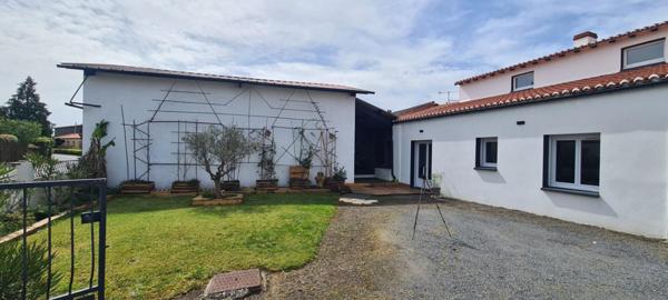 Maison Gorges 5 P . 3 Chs . 1 Bureau . 93 M² . T 507 M² . Garage . Cave . Préau