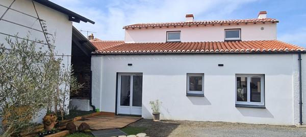 Maison Gorges 5 P . 3 Chs . 1 Bureau . 93 M² . T 507 M² . Garage . Cave . Préau