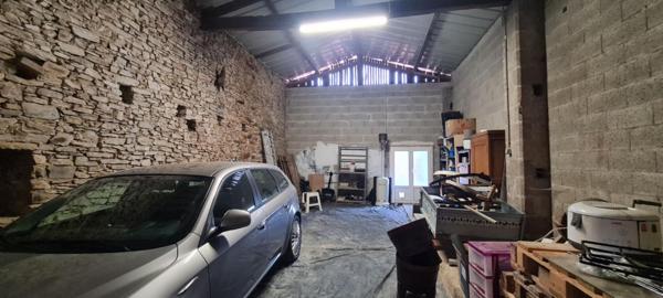 Maison Gorges 5 P . 3 Chs . 1 Bureau . 93 M² . T 507 M² . Garage . Cave . Préau