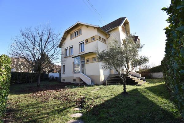Maison familiale de 229m² élevée sur sous-sol total