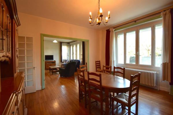 Maison familiale de 229m² élevée sur sous-sol total