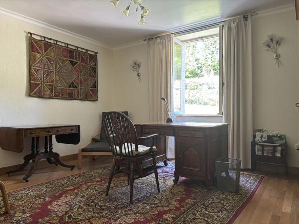 SEMUR EN AUXOIS 20min : maison de 144m², 5 chambres, grange, garage, cave, jardin. Prix 288 000€.