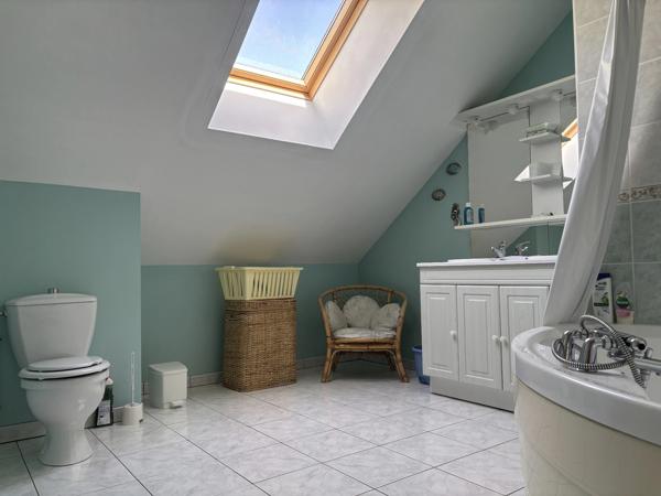 SEMUR EN AUXOIS 20min : maison de 144m², 5 chambres, grange, garage, cave, jardin. Prix 288 000€.
