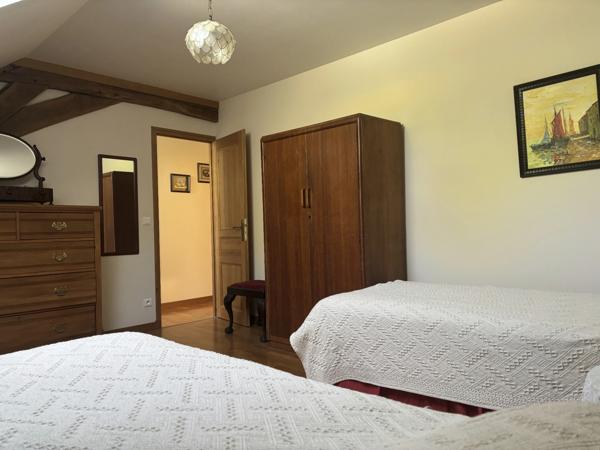 SEMUR EN AUXOIS 20min : maison de 144m², 5 chambres, grange, garage, cave, jardin. Prix 288 000€.