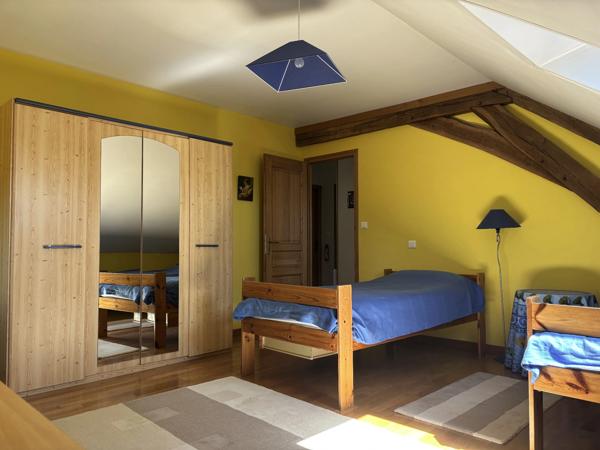 SEMUR EN AUXOIS 20min : maison de 144m², 5 chambres, grange, garage, cave, jardin. Prix 288 000€.