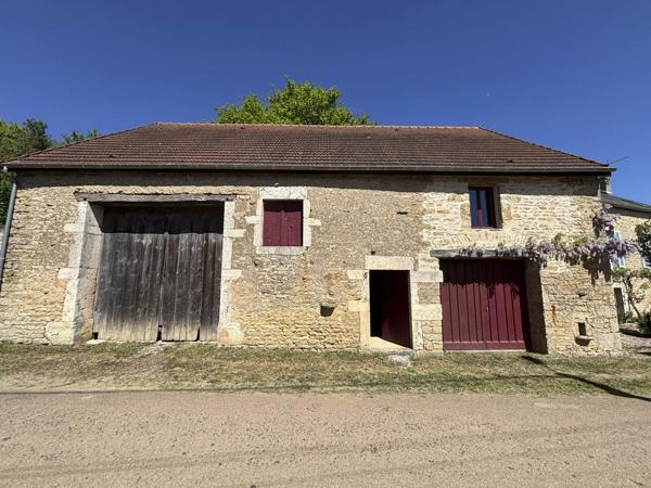 SEMUR EN AUXOIS 20min : maison de 144m², 5 chambres, grange, garage, cave, jardin. Prix 288 000€.