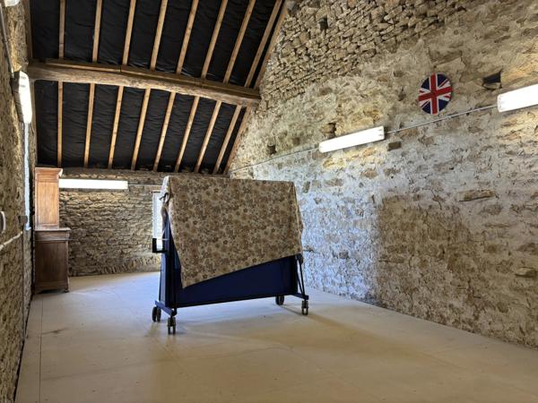 SEMUR EN AUXOIS 20min : maison de 144m², 5 chambres, grange, garage, cave, jardin. Prix 288 000€.