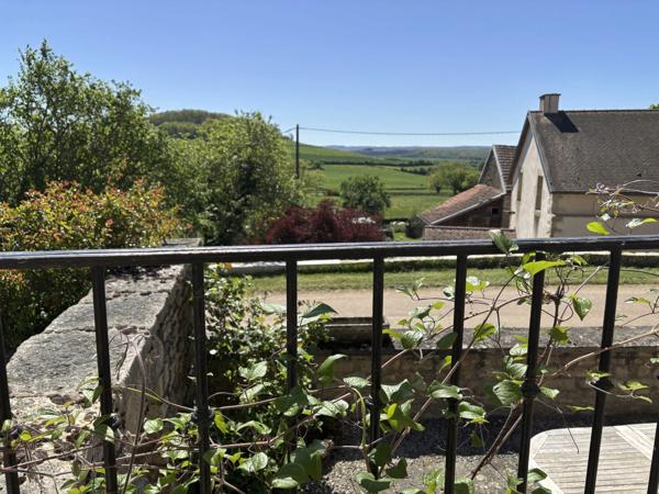 SEMUR EN AUXOIS 20min : maison de 144m², 5 chambres, grange, garage, cave, jardin. Prix 288 000€.