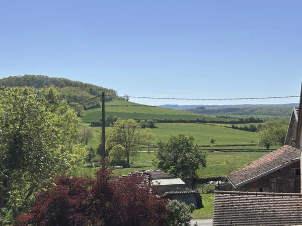 SEMUR EN AUXOIS 20min : maison de 144m², 5 chambres, grange, garage, cave, jardin. Prix 288 000€.