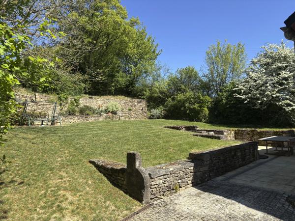 SEMUR EN AUXOIS 20min : maison de 144m², 5 chambres, grange, garage, cave, jardin. Prix 288 000€.