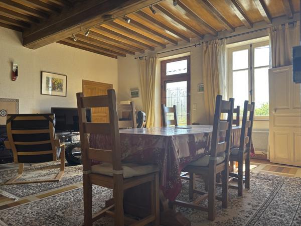 SEMUR EN AUXOIS 20min : maison de 144m², 5 chambres, grange, garage, cave, jardin. Prix 288 000€.