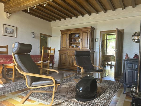 SEMUR EN AUXOIS 20min : maison de 144m², 5 chambres, grange, garage, cave, jardin. Prix 288 000€.