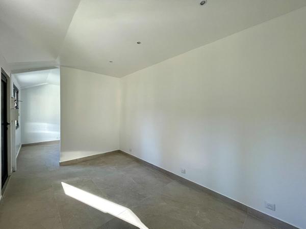 Local commercial Chatenay Malabry 2 pièce(s) 24.35 m2 ; Terrasses ; Centre-ville