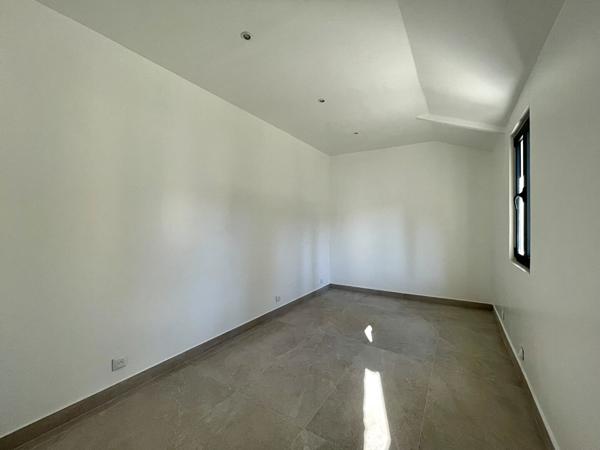 Local commercial Chatenay Malabry 2 pièce(s) 24.35 m2 ; Terrasses ; Centre-ville