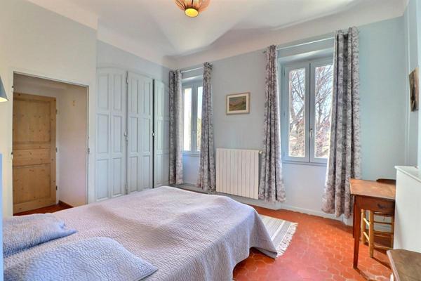 Mas Provençal  sur parcelle de  13 020 m2  avec vignes en fermage et Oliveraie