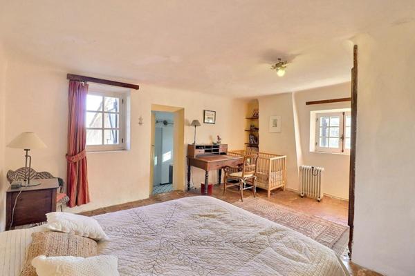 Mas Provençal  sur parcelle de  13 020 m2  avec vignes en fermage et Oliveraie