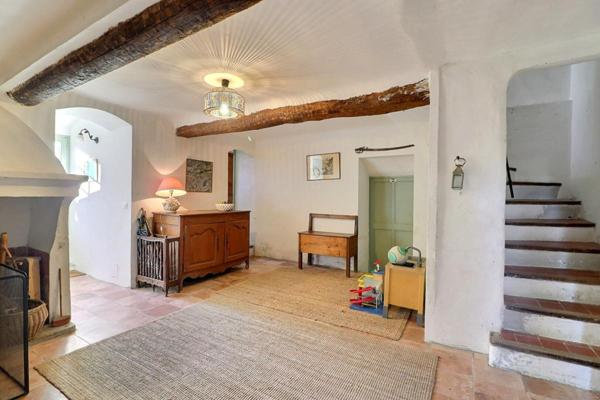 Mas Provençal  sur parcelle de  13 020 m2  avec vignes en fermage et Oliveraie