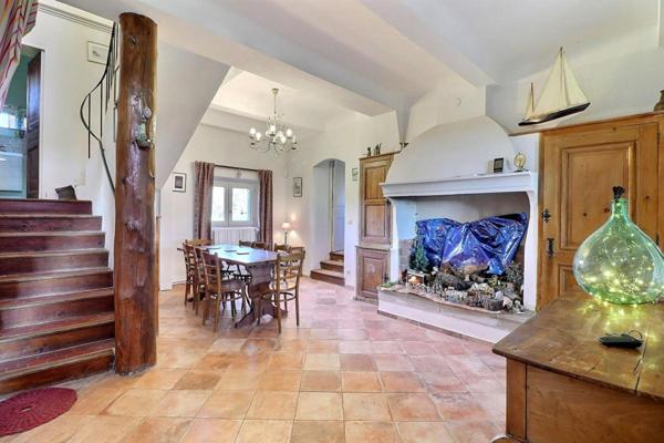 Mas Provençal  sur parcelle de  13 020 m2  avec vignes en fermage et Oliveraie