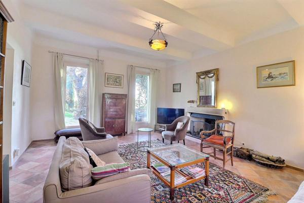 Mas Provençal  sur parcelle de  13 020 m2  avec vignes en fermage et Oliveraie