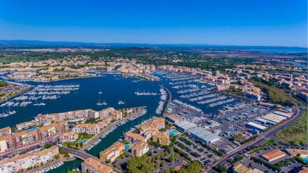 Exclusivité – Fonds de commerce Restaurant – Emplacement rare sur le Port du Cap d’Agde