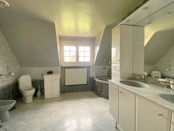 Houdan (78550) Maison 5 Pièces sur 2330m² avec piscine