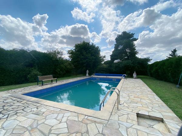 Houdan (78550) Maison 5 Pièces sur 2330m² avec piscine