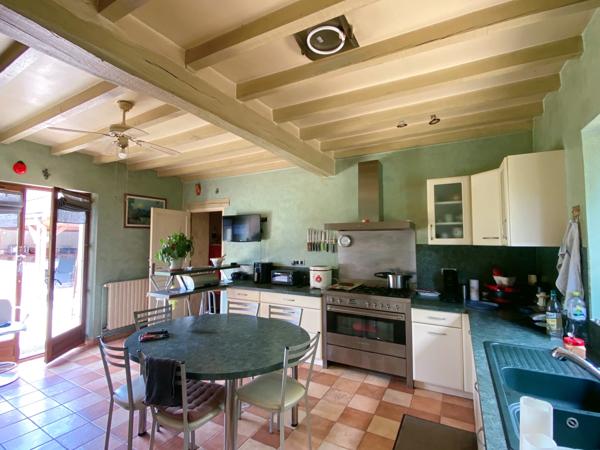 Houdan (78550) Maison 5 Pièces sur 2330m² avec piscine