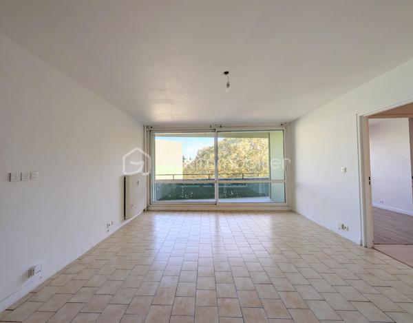 Quetigny : Situé Avenue du château, a deux pas de la place centrale où vous trouverez commerces et tramway. 
Appartement type 4 d'une surface de 93m², 3 chambres,  au 2 ème étage/5  avec ascenseur. 

Composition de l'appartement : Entrée avec placard, cuisine indépendante avec un cellier adjacent, pièce de vie lumineuse avec une grande baie vitrée et accès terrasse. Trois chambres dont deux ayant un accès à la terrasse également. Une salle de bains, wc séparé. 
Cave en sous-sol. Stationnement libre et facile au pied de l'immeuble. 

Cet appartement familial dispose de double vitrage récent et volets électriques, mais nécessite une rénovation intérieure afin de moderniser l'ensemble.  DPE C .
Les charges de copropriété incluent le chauffage, l'eau chaude et l'eau froide avec la présence de compteur de calories individuel. 
taxe foncière 1100 euros.