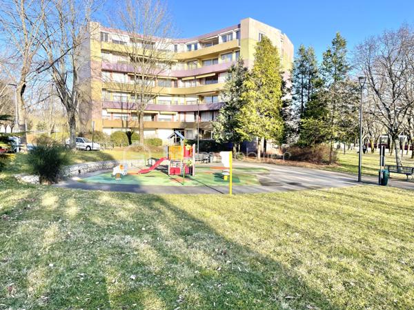 Quetigny : Situé Avenue du château, a deux pas de la place centrale où vous trouverez commerces et tramway. 
Appartement type 4 d'une surface de 93m², 3 chambres,  au 2 ème étage/5  avec ascenseur. 

Composition de l'appartement : Entrée avec placard, cuisine indépendante avec un cellier adjacent, pièce de vie lumineuse avec une grande baie vitrée et accès terrasse. Trois chambres dont deux ayant un accès à la terrasse également. Une salle de bains, wc séparé. 
Cave en sous-sol. Stationnement libre et facile au pied de l'immeuble. 

Cet appartement familial dispose de double vitrage récent et volets électriques, mais nécessite une rénovation intérieure afin de moderniser l'ensemble.  DPE C .
Les charges de copropriété incluent le chauffage, l'eau chaude et l'eau froide avec la présence de compteur de calories individuel. 
taxe foncière 1100 euros.