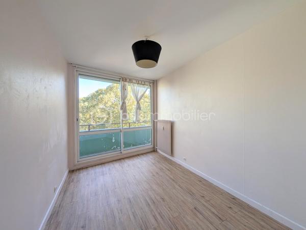 Quetigny : Situé Avenue du château, a deux pas de la place centrale où vous trouverez commerces et tramway. 
Appartement type 4 d'une surface de 93m², 3 chambres,  au 2 ème étage/5  avec ascenseur. 

Composition de l'appartement : Entrée avec placard, cuisine indépendante avec un cellier adjacent, pièce de vie lumineuse avec une grande baie vitrée et accès terrasse. Trois chambres dont deux ayant un accès à la terrasse également. Une salle de bains, wc séparé. 
Cave en sous-sol. Stationnement libre et facile au pied de l'immeuble. 

Cet appartement familial dispose de double vitrage récent et volets électriques, mais nécessite une rénovation intérieure afin de moderniser l'ensemble.  DPE C .
Les charges de copropriété incluent le chauffage, l'eau chaude et l'eau froide avec la présence de compteur de calories individuel. 
taxe foncière 1100 euros.