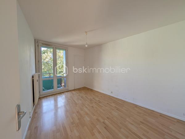 Quetigny : Situé Avenue du château, a deux pas de la place centrale où vous trouverez commerces et tramway. 
Appartement type 4 d'une surface de 93m², 3 chambres,  au 2 ème étage/5  avec ascenseur. 

Composition de l'appartement : Entrée avec placard, cuisine indépendante avec un cellier adjacent, pièce de vie lumineuse avec une grande baie vitrée et accès terrasse. Trois chambres dont deux ayant un accès à la terrasse également. Une salle de bains, wc séparé. 
Cave en sous-sol. Stationnement libre et facile au pied de l'immeuble. 

Cet appartement familial dispose de double vitrage récent et volets électriques, mais nécessite une rénovation intérieure afin de moderniser l'ensemble.  DPE C .
Les charges de copropriété incluent le chauffage, l'eau chaude et l'eau froide avec la présence de compteur de calories individuel. 
taxe foncière 1100 euros.