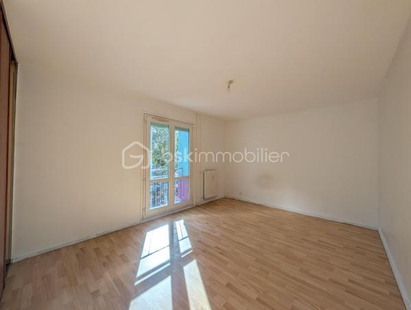 Quetigny : Situé Avenue du château, a deux pas de la place centrale où vous trouverez commerces et tramway. 
Appartement type 4 d'une surface de 93m², 3 chambres,  au 2 ème étage/5  avec ascenseur. 

Composition de l'appartement : Entrée avec placard, cuisine indépendante avec un cellier adjacent, pièce de vie lumineuse avec une grande baie vitrée et accès terrasse. Trois chambres dont deux ayant un accès à la terrasse également. Une salle de bains, wc séparé. 
Cave en sous-sol. Stationnement libre et facile au pied de l'immeuble. 

Cet appartement familial dispose de double vitrage récent et volets électriques, mais nécessite une rénovation intérieure afin de moderniser l'ensemble.  DPE C .
Les charges de copropriété incluent le chauffage, l'eau chaude et l'eau froide avec la présence de compteur de calories individuel. 
taxe foncière 1100 euros.