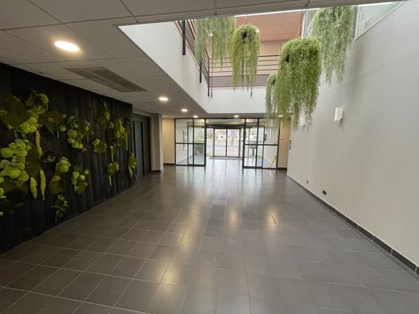 Location surface de bureaux au sein d'un immeuble de 2246 m2, Zone du Tilloy à Beauvais