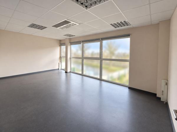 Location surface de bureaux au sein d'un immeuble de 2246 m2, Zone du Tilloy à Beauvais