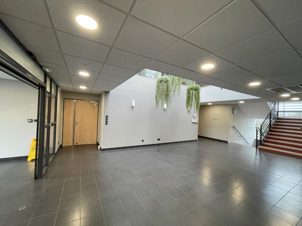 Location surface de bureaux au sein d'un immeuble de 2246 m2, Zone du Tilloy à Beauvais
