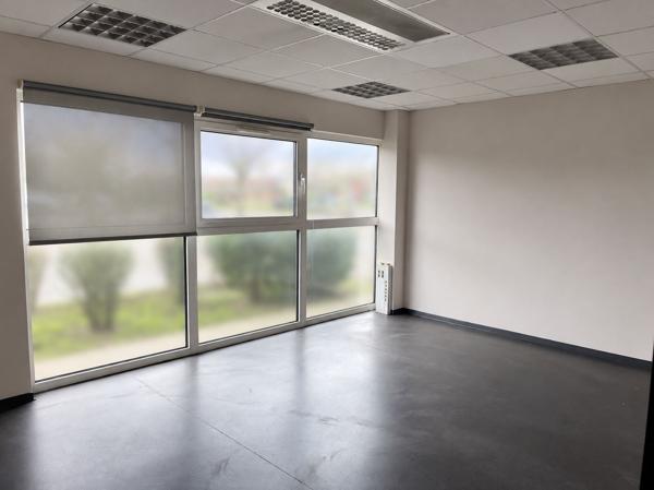 Location surface de bureaux au sein d'un immeuble de 2246 m2, Zone du Tilloy à Beauvais