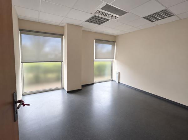 Location surface de bureaux au sein d'un immeuble de 2246 m2, Zone du Tilloy à Beauvais