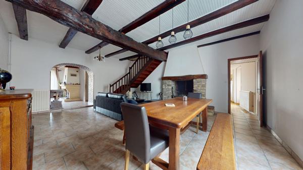 VIVONNE - MAISON DE CHARME - 4 CHAMBRES - GARAGE