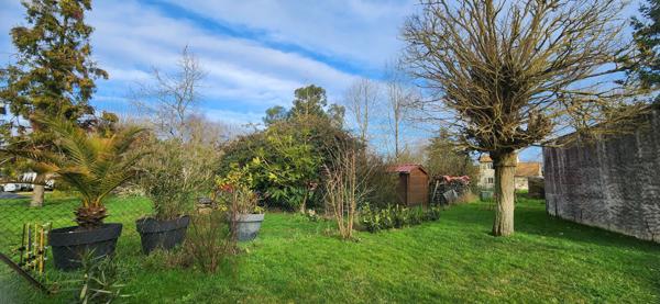 VIVONNE - MAISON DE CHARME - 4 CHAMBRES - GARAGE