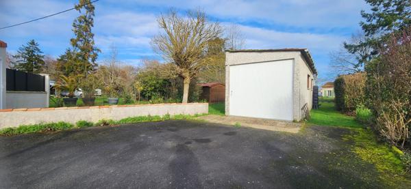 VIVONNE - MAISON DE CHARME - 4 CHAMBRES - GARAGE